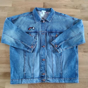  - Snyggsöt jeansjacka från Monki, aldrig använd med lappen kvar, enbart provad. Sååååå snygg oversized, har själv storlek S. Passa på att fynda😘😘😘✌🏼❤️ Eventuell frakt betalas av köparen😍😘