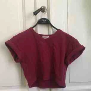  - Vinröd ribbad croptop, 100% Bomull Köpt second-hand men i bra skick:) Jag brukar va en s/m  Ärmarna går att vika ner 
