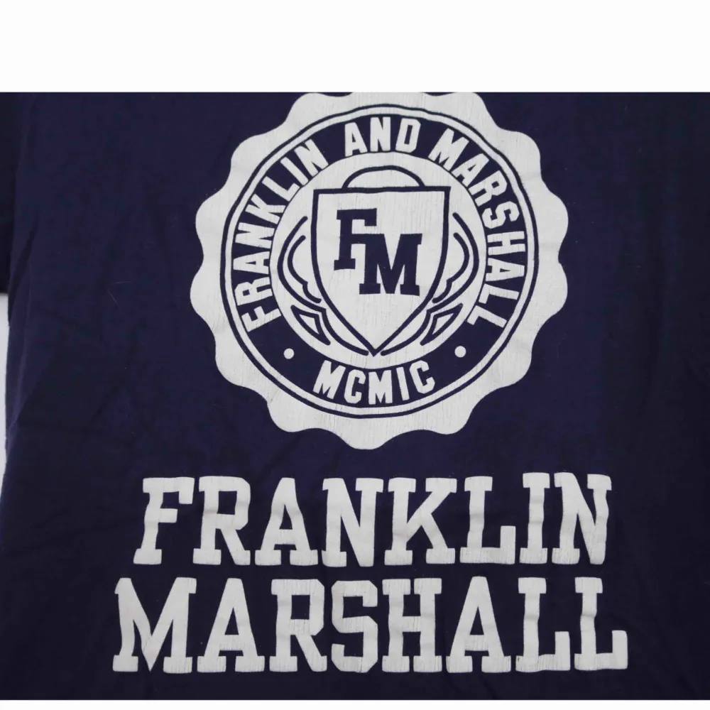 Tröja ifrån Franklin and Marshall, trycket är lite sprucket. Frakt tillkommer. T-shirts.