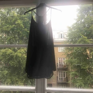  - Svart linne med fin rygg och smala axelband 