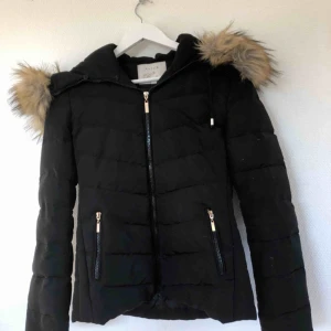 - Snygg modern vinterjacka!!!!  Använd några gånger! Lite trasig i pälsen! En knapp går ej att fästa för tråden knappen ska vara i är trasig, men går att fixa med säkerhetsnål! Nypris 1299kr 