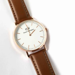  - Daniel Wellington klocka.  Säljes då den inte används och bara legat på en hylla.  Köpt förra hösten, använd 2 gånger.  Batteriet bytt idag (29/8-18) så den går som ny. Inte original.  Kan skickas mot frakt, eller hämtas i Uddevalla.