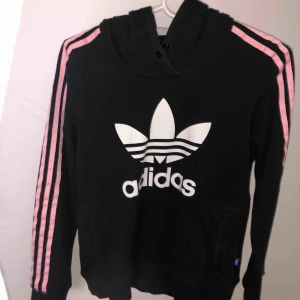  - Adidas hoodie i strl. M men sitter mer som S. Köpt för 1/2 år sen på adidas hemsida, nypris tror jag låg på ca 500kr . Den är i använt men fortfarande fint skick (mer svart irl än på bild 2&3)✨ Köparen står för frakt & betalning sker via Swish💞