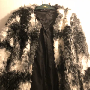  - säljer min jacka från zara pga för liten, köpt för 500 knappt använd 