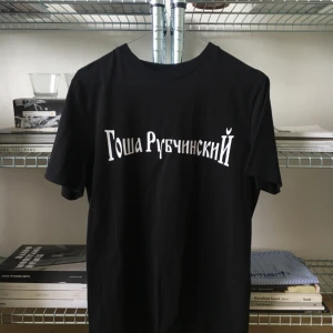  - gosha rubchinskiy tshirt inköpt på CDG trading museum i paris! använd endast fåtal ggr! finns inte att få tag på längre! 