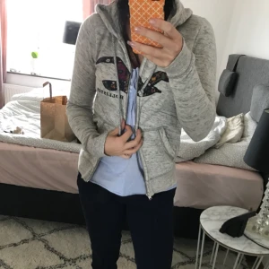  - En hollister hoodie köpt på hollister (emporia) Storlek S kan passa XS också Kan skicka mot frakt :) 
