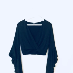  - Helt ny topp från Gina Tricot. V-ringad med utsvängda ärmar.