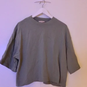  - Ljusgrön oversize topp aldrig använd. Från HM TREND. 399 kr ny.