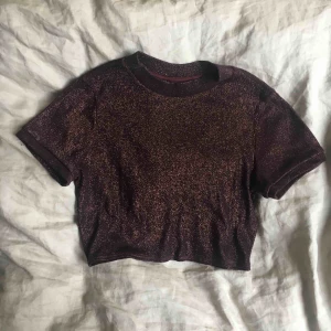  - Glittrig magtröja från Topshop. Passar mer än 36a än en 38a. Köparen står för frakt, annars möts jag upp i Uppsala✨