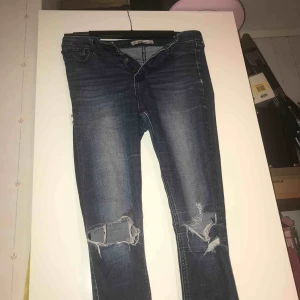  - Högmidjade jeans från Hollister. Sparsamt använda. Passar ungefär storlek S/M. 70kr eller buda. Nypris: 500 kr Nu: 70 kr