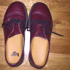  - Dr. Martens låga kängor i färgen Cherry Red. Jättesnygg till hösten och i nytt skick då dem bara står och dammar hos mig, alltså inte ens ingådda. Frakt ingår ej i priset men är öppen att diskutera! 