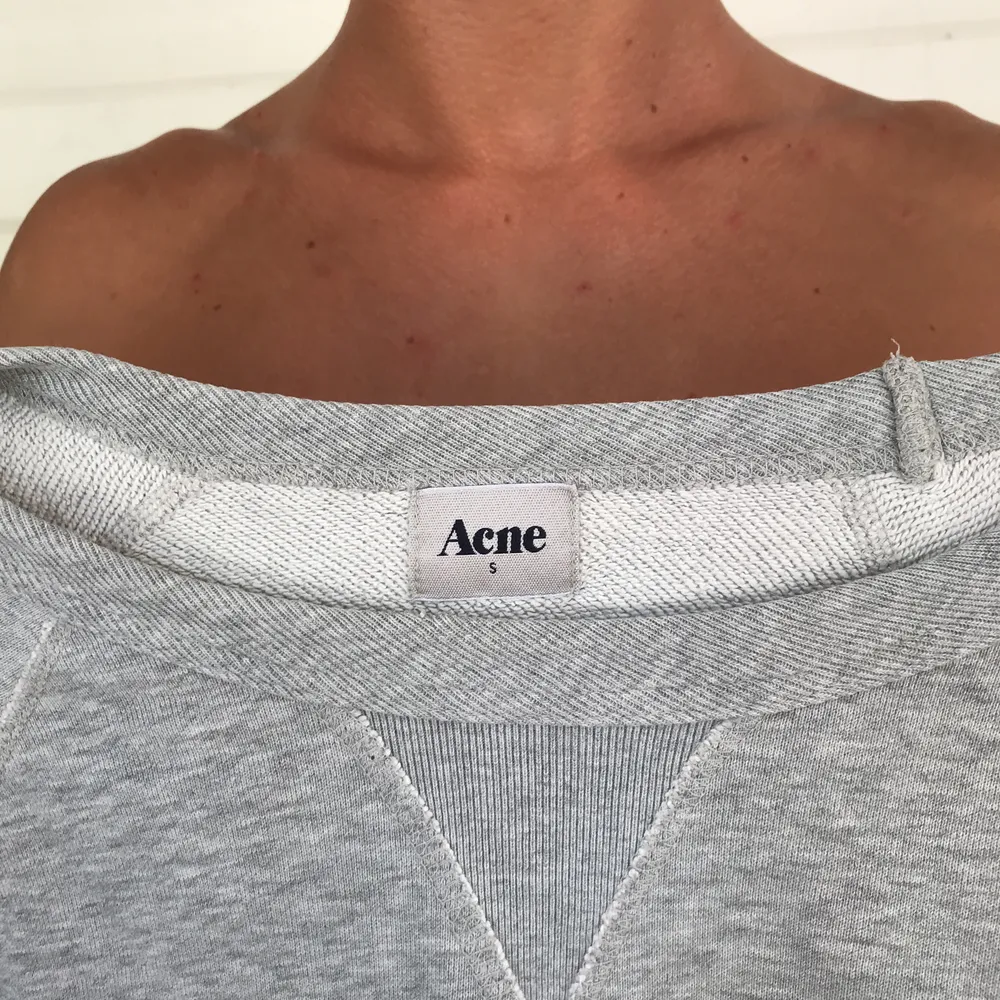 Grå sweatshirt från Acne, väldigt sparsamt använd! . Tröjor & Koftor.