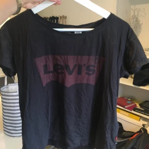  - Snygg vardags t-shirt från Levis. Använd fåtal gånger men passar mig inte lämgre. Storlek M men sitter mer som S