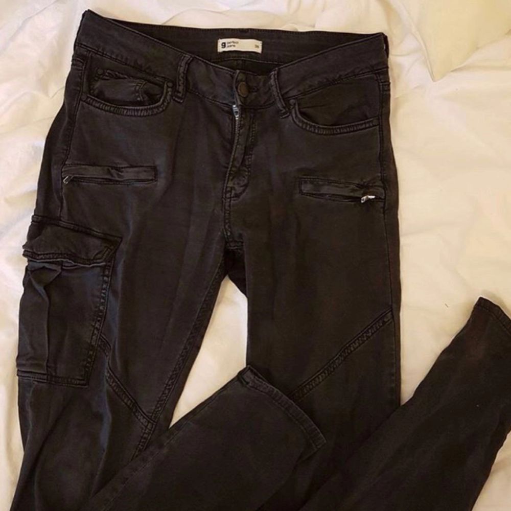 Cargobyxor med fickor. Använda ett par gånger; i fint skick! 👐🏼. Jeans & Byxor.