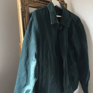  - Skogs/mörkgrön jeans imiterad bomberjacka. Ok skick!  Frakt tillkommer! 