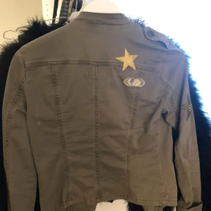  - Snygg millitärgrön jacka från ONLY, använts max 5 gånger och det finns hakar så man kan stänga jackan
