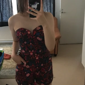  - jumspsuit med fickor, ganska tajta när det kmr t bröstet