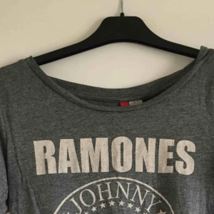  - Snygg Ramones tisha i gott skick, tunt material. Frakt: 20 kr