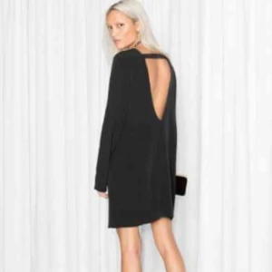  - Svart festklänning med djup rygg från & other stories. Storlek 34 men passar även 36.   Ord pris 599kr. Första bild lånad från hemsidan.