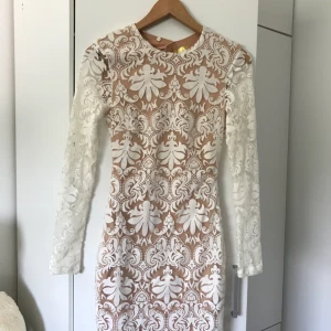  - Superfin spetsklänning från H&M som aldrig är använd. Den sitter rätt tajt och är lite längre än vanliga ”korta klänningar” man behöver ingen bh under då klänningen har ett lager i beige som är hyfsat tjockt. 