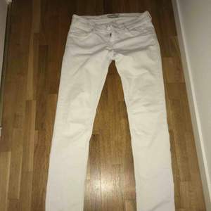 A pair of white mason scotch jeans. They have only been used 2 times before and are in perfect condition. They don’t have any holes or breakage. They sit really nice on the body.