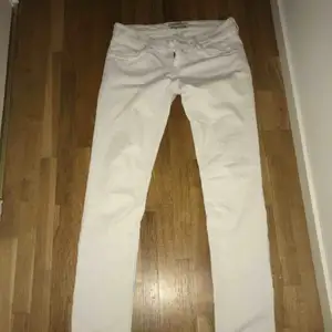 A pair of white mason scotch jeans. They have only been used 2 times before and are in perfect condition. They don’t have any holes or breakage. They sit really nice on the body.