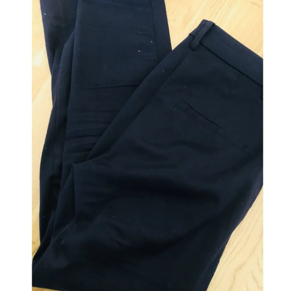 Fina slacks/kostymbyxor i marinblått ifrån hm. En liten slits nere vid ankeln. Superfin passform.. Jeans & Byxor.