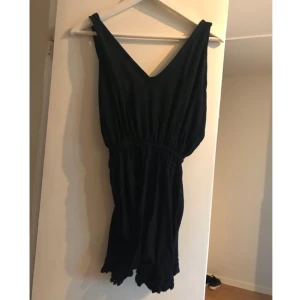  - Mörkblå byxdress med djup rygg. Köpt i Bali.