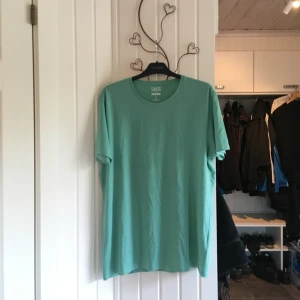  - Enklare turkos t-shirt från New Yorker. Aldrig använd. Frakt tillkommer 😊