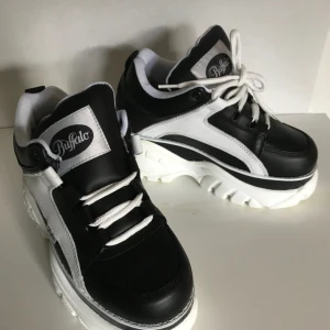  - Buffalo skor i storlek 37. Dom är för små på mig! Och är oanvända.  Nypriset var över 1000 kr.   Jag kan träffas centralt i Stockholm eller i Västerås! 