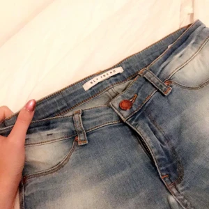  - Snygga jeans från Nelly, tyget har gått upp lite under ett hölje (se bild 3) men knappt märkbart! (Frakt inkluderat i priset)