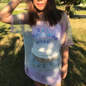  - Riktig fin ”T-shirt” för en festival eller bara för sommaren ✨  Det ingår både linnet och nät tshirten 🌈  Passar både S och M.  150kr + frakt📮  Aldrig använd och katt finns i hemmet 🐈