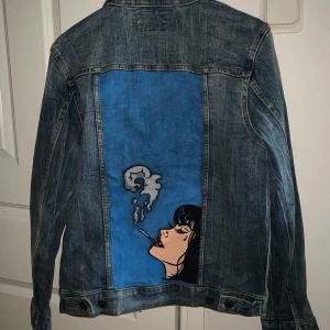 Costume made jeans jacka - Köpte denna jeans jackan i LA, användes inte så gjorde om den lite med textilfärg & vill nu sälja den till något som uppskattar costume made designs! ONE OF A KIND👀🤝jag står för frakt. Jag är 182cm lång, sista bilden är passformen. 