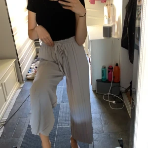 Byxor okänt märke - Skit snygga blå grå byxor. Jag är 175cö och dem blir som ”förkorta” byxor på mig! Köparen står för frakt:)