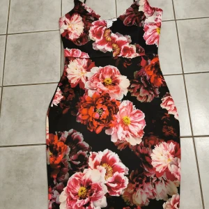 Klänning blommig  - Sjukt snygg klänning från nelly. Använd vid 1 tillfälle. Storlek s. Sjukt snygg till midsommar :) 