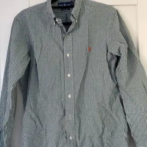 Snygg och unik rutig Ralph Lauren skjorta som är inköpt för två år sedan och använd mycket, dock utan några defekter. I storlek S men är i allmänhet lite mindre. Säljs för att den är för liten. Inköpt för 1000kr säljs för 250kr.