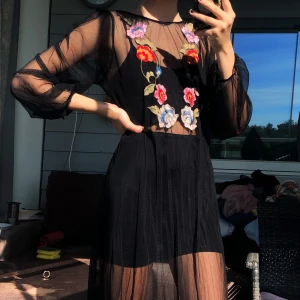 meshklänning - Säljs då den inte kommer till användning! Den är i storlek M men är väldigt fin oversized, jag själv har S och älskar den.🥰 priset går att diskutera och frakt tillkommer💞