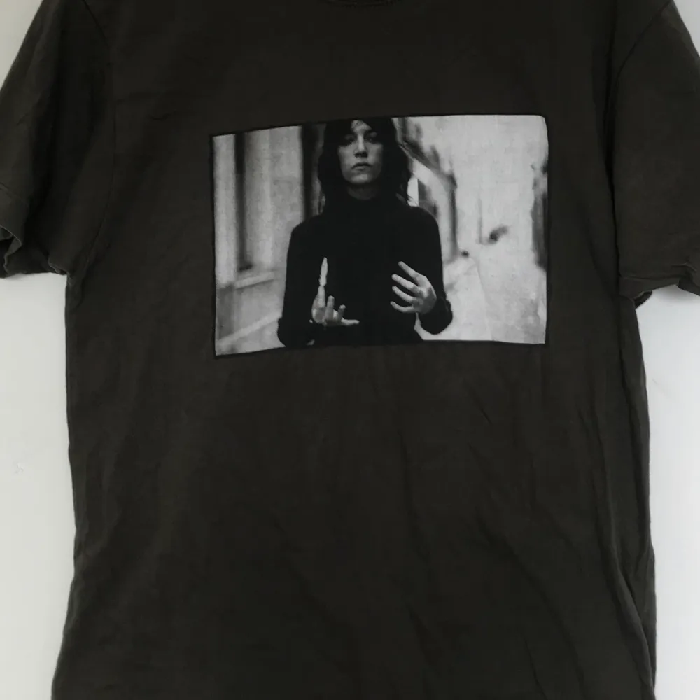 Patti Smith-tröja! Köpt på en av hennes konserter. Klassisk bild på henne. Storlek S men passar XS till M.. T-shirts.