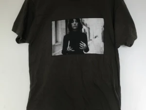Patti Smith-tröja - Patti Smith-tröja! Köpt på en av hennes konserter. Klassisk bild på henne. Storlek S men passar XS till M.
