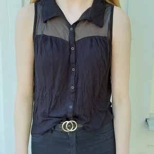  Top  - Säljer denna svarta blus/top från H&M. Är i bra skick och väldigt fin. Frakt tillkommer🥰❤