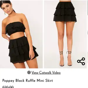 Jättesnygg helt oanvänd volang kjol från prettyLittleThing, super fin och helt oanvänd. Säljer då det inte riktigt va min stil.