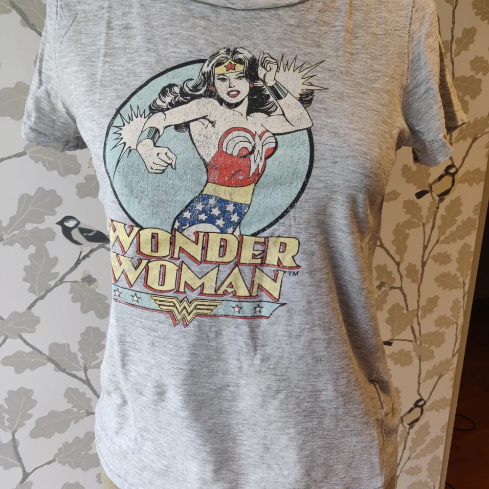 Grå t-shirt från HM, Wonder woman motiv, storlek S, 25kr +frakt. T-shirts.