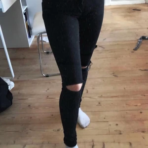 Svarta jeans från only XS - Svarta/ mörk grå jeans från only, lågmidjade, de har tappat lite färgen efter tvätt, XS