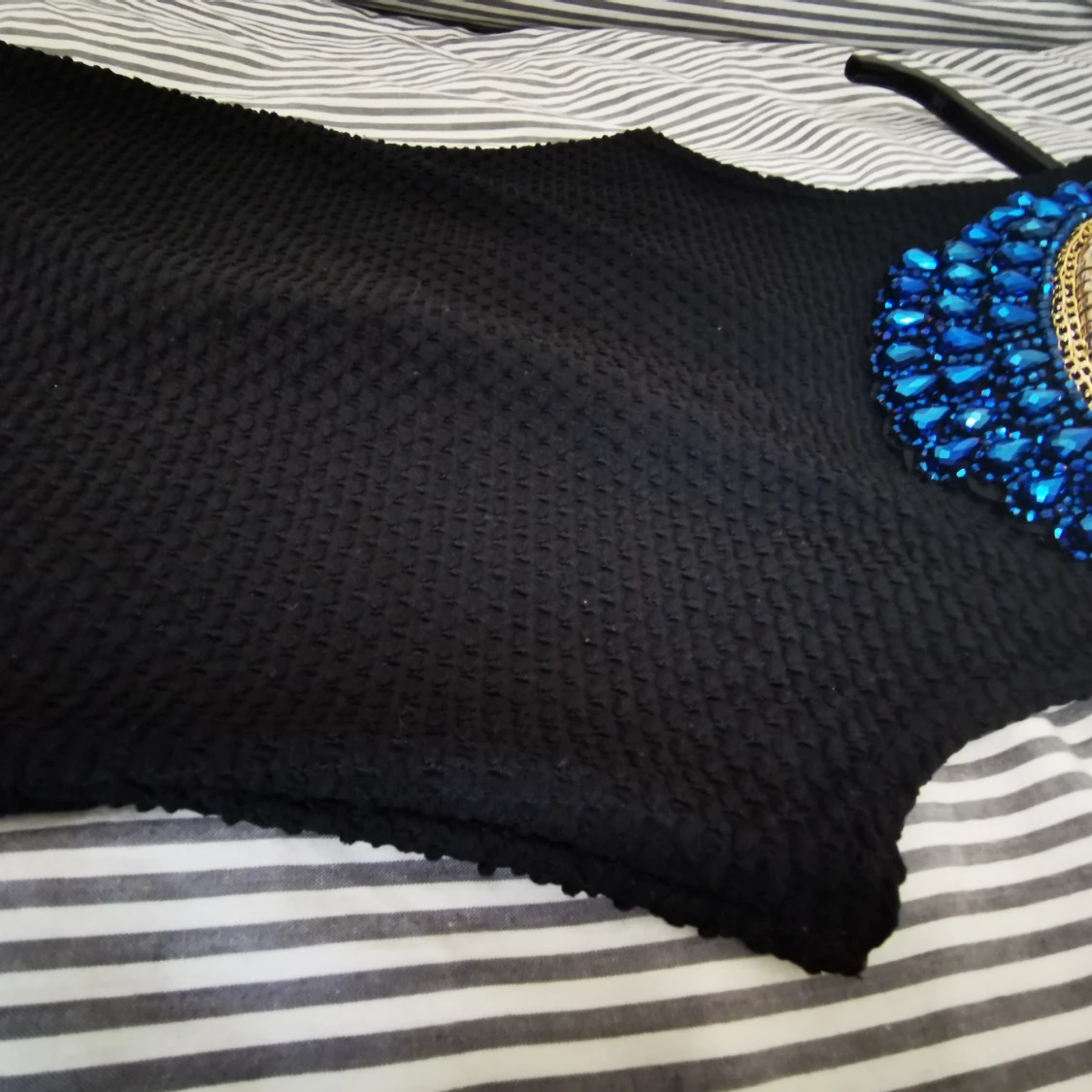 Svart knälång tajt klänning strl 38 - 90