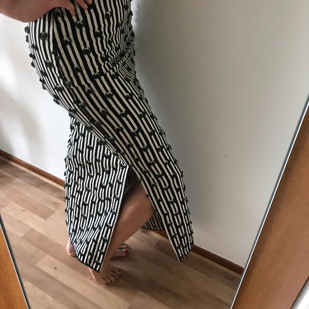 Brand: La Fabrique (Italy). Long, stretched skirt, never used and in perfect conditions. Size 38 EU 70% cotton, 26% polyamid, 4% elastane. Zip on the side, and 2 splits (both sides). Kjolar.