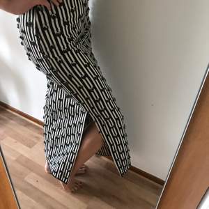 Brand: La Fabrique (Italy). Long, stretched skirt, never used and in perfect conditions. Size 38 EU 70% cotton, 26% polyamid, 4% elastane. Zip on the side, and 2 splits (both sides)