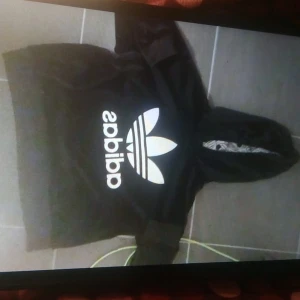 Adidas tröja stl xs - Säljer en nästan oanvänd tröja,lite kortare i midjan (kan skicka bild dem på)  500kr eller överens kommelse.