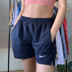 Nike shorts - Mjuka Nike basketshorts, aldrig använda! Inga fel, fin kvalitet. Säljer då jag ångrade mig men inte hann lämna tillbaks. På mig som brukar ha s sitter de lite pösigt. Inkl frakt!🌞 Budgivning pågår till söndag kl 12 :)