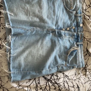 Jeans kjol - Säljer min jeans kjol ifrån Gina tricot, aldrig använd.