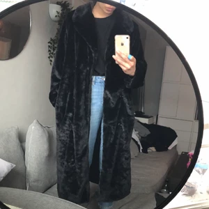 Oanvänd fuskpälskappa - Ej äkta päls!! Aldrig använd då den inte riktigt är min stil så i nyskick. Går att knäppa! Jag är 167 cm lång. Köpare står för frakt!